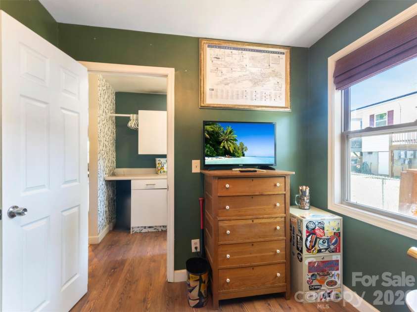 10 McTindal Circle, Asheville, NC 28803.  MLS# CAR4375699, YatesRealty ID 18112. 