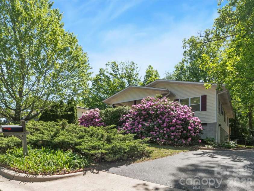 10 McTindal Circle, Asheville, NC 28803.  MLS# CAR4375699, YatesRealty ID 18112. 