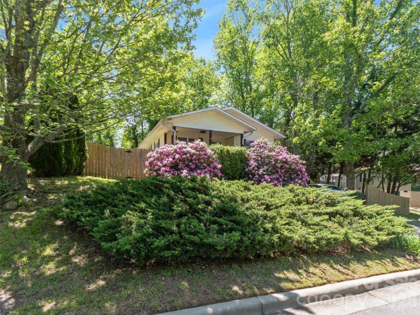 10 McTindal Circle, Asheville, NC 28803.  MLS# CAR4375699, YatesRealty ID 18112. 