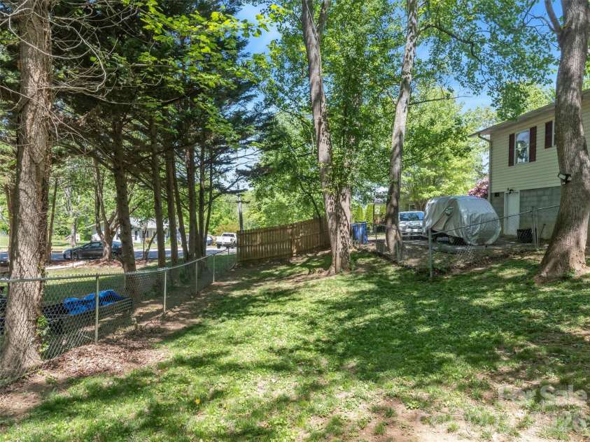 10 McTindal Circle, Asheville, NC 28803.  MLS# CAR4375699, YatesRealty ID 18112. 