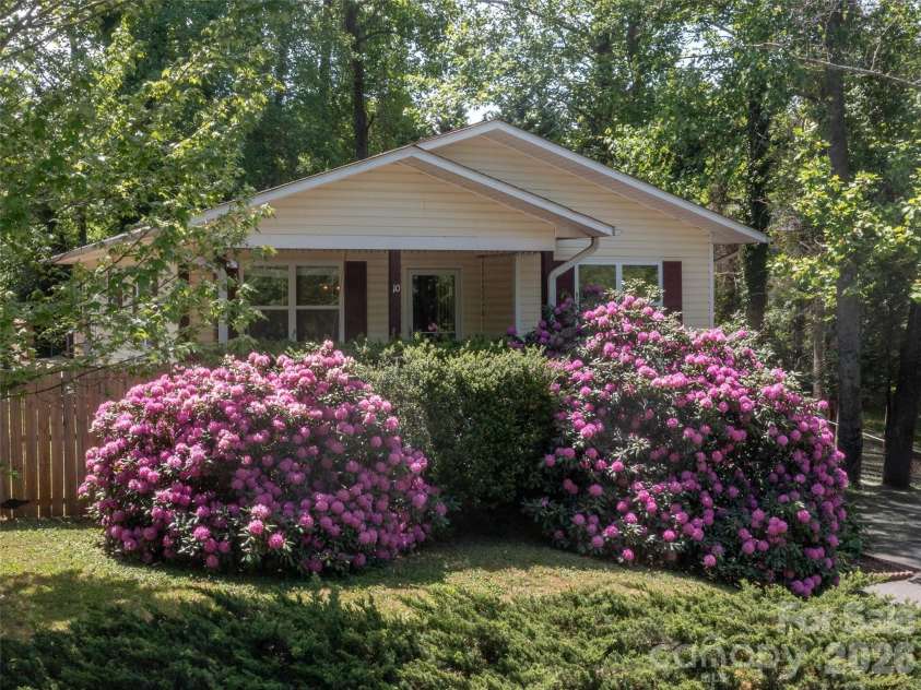 10 McTindal Circle, Asheville, NC 28803.  MLS# CAR4375699, YatesRealty ID 18112. 