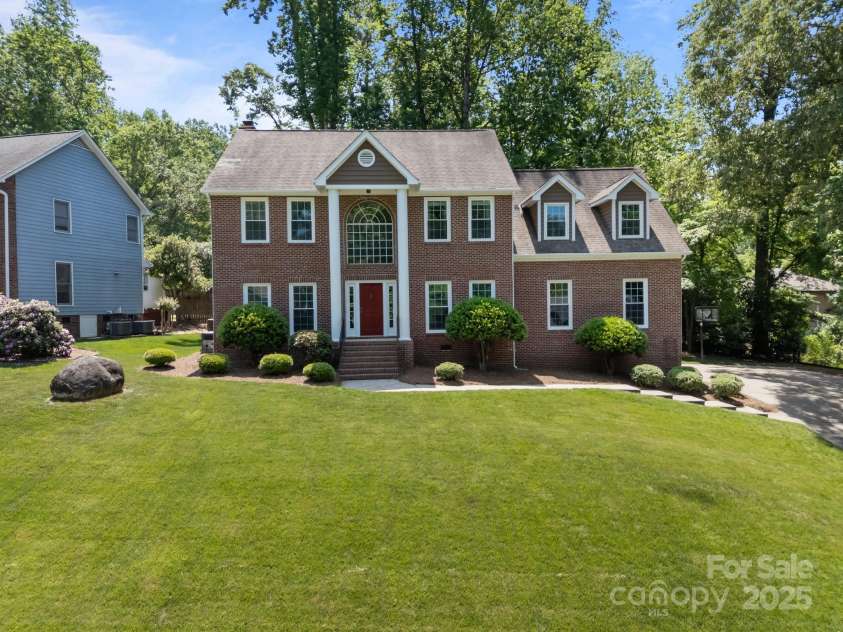9000 Stourbridge Drive, Huntersville, NC 28078.  MLS# CAR4247651, YatesRealty ID 18112. 