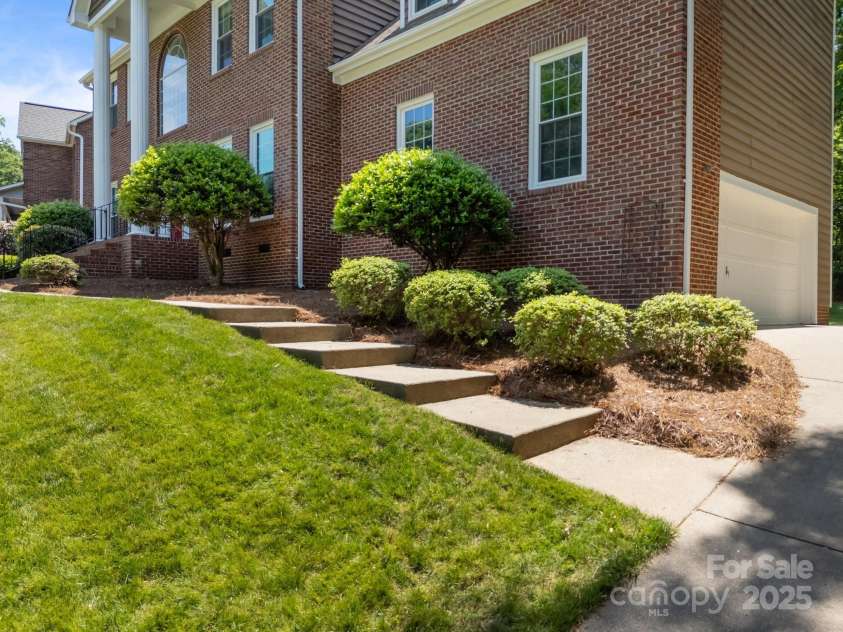 9000 Stourbridge Drive, Huntersville, NC 28078.  MLS# CAR4247651, YatesRealty ID 18112. 