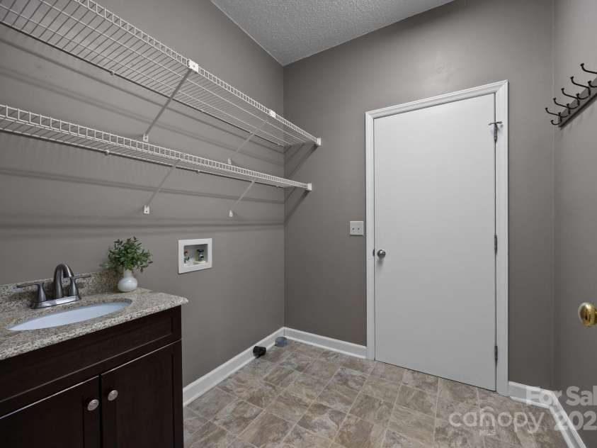 9000 Stourbridge Drive, Huntersville, NC 28078.  MLS# CAR4247651, YatesRealty ID 18112. 