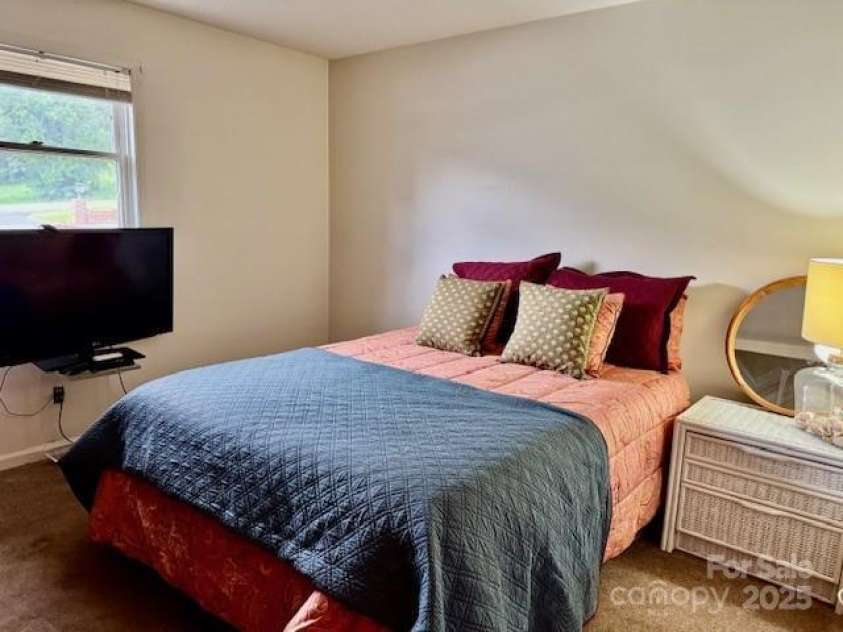 123 23rd Street, Hickory, NC 28601.  MLS# CAR4290287, YatesRealty ID 18116. 