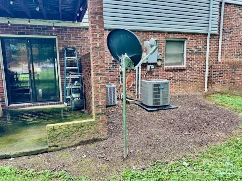 123 23rd Street, Hickory, NC 28601.  MLS# CAR4290287, YatesRealty ID 18116. 