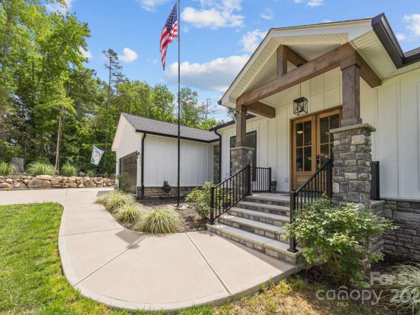 2577 Bonnybrook Circle, Rock Hill, SC 29732.  MLS# CAR4263374, YatesRealty ID 18118. Gorgeous & inviting entry