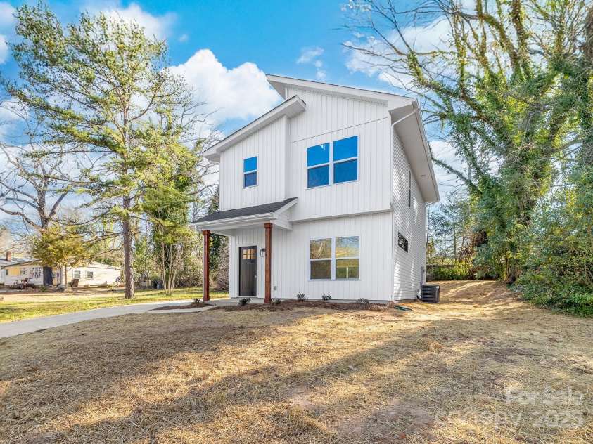 211 Chestnut Street, Shelby, NC 28150.  MLS# CAR4208968, YatesRealty ID 18119. 