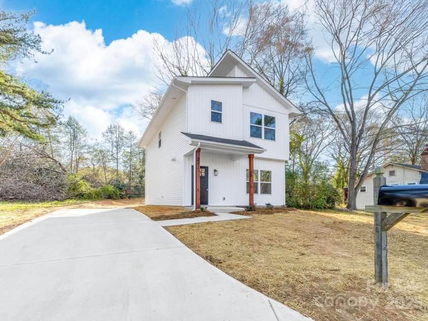 211 Chestnut Street, Shelby, NC 28150.  MLS# CAR4208968, YatesRealty ID 18119. 