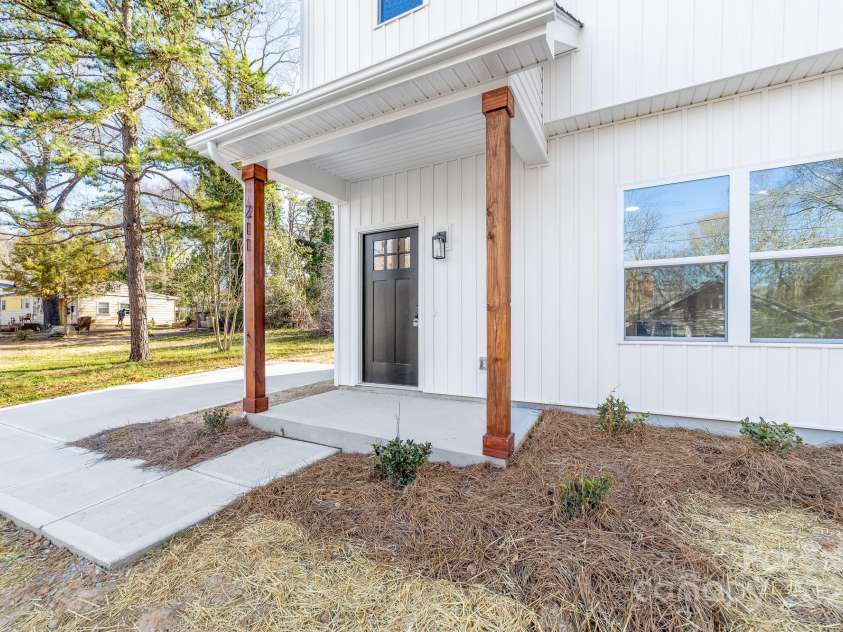 211 Chestnut Street, Shelby, NC 28150.  MLS# CAR4208968, YatesRealty ID 18119. 