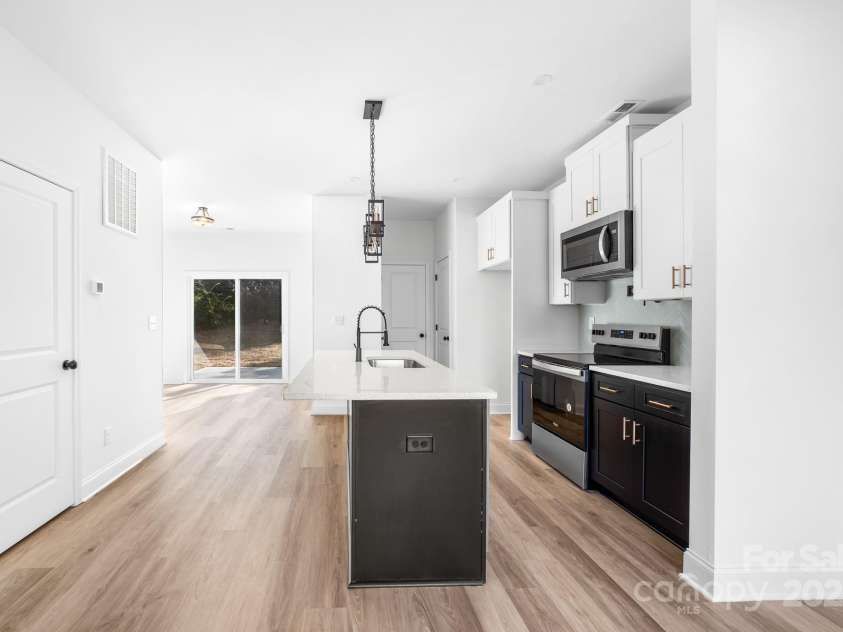 211 Chestnut Street, Shelby, NC 28150.  MLS# CAR4208968, YatesRealty ID 18119. 