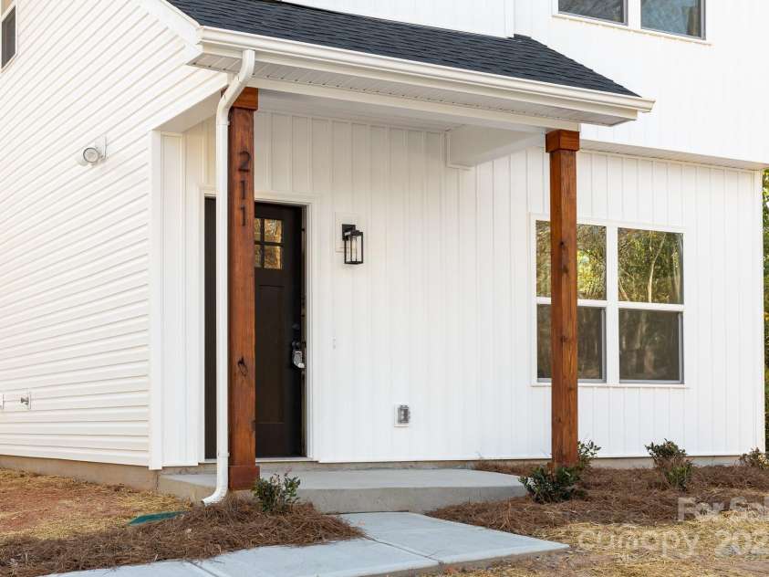 211 Chestnut Street, Shelby, NC 28150.  MLS# CAR4208968, YatesRealty ID 18119. 