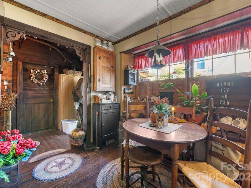 901 Union Street, Maiden, NC 28650.  MLS# CAR4322625, YatesRealty ID 1812. Eat in kitchen nook