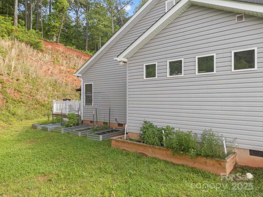 66 Lawson Ridge Road, Leicester, NC 28748.  MLS# CAR4258146, YatesRealty ID 18120. 