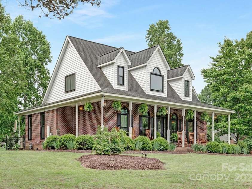 3300 Chancellor Lane, Monroe, NC 28110.  MLS# CAR4219871, YatesRealty ID 18121. 