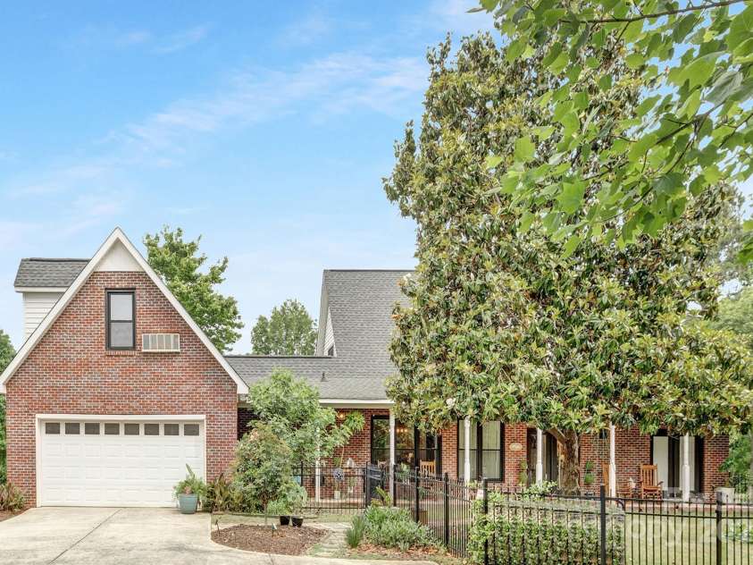 3300 Chancellor Lane, Monroe, NC 28110.  MLS# CAR4219871, YatesRealty ID 18121. 
