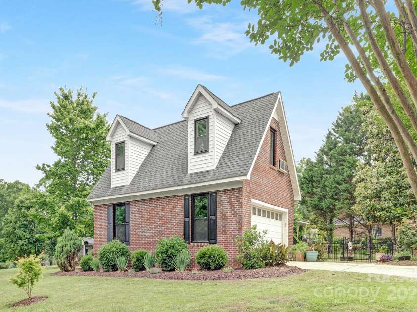 3300 Chancellor Lane, Monroe, NC 28110.  MLS# CAR4219871, YatesRealty ID 18121. 