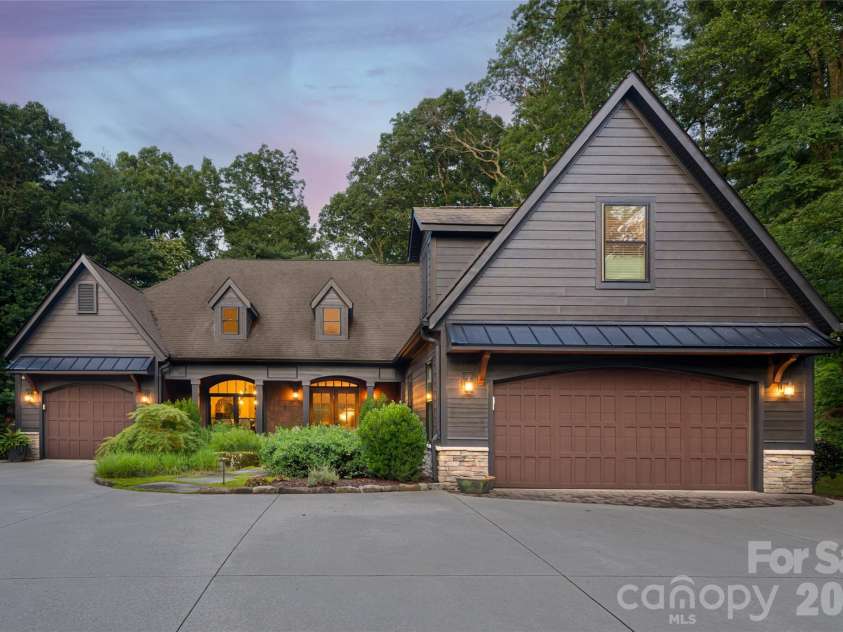 300 White Pine Drive, Hendersonville, NC 28739.  MLS# CAR4375911, YatesRealty ID 18122. 