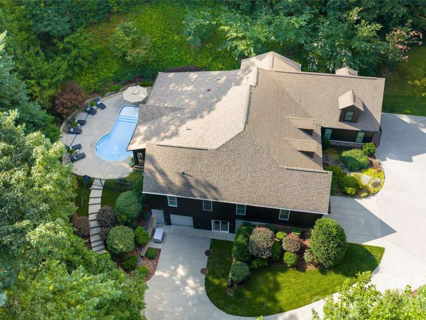 300 White Pine Drive, Hendersonville, NC 28739.  MLS# CAR4375911, YatesRealty ID 18122. 