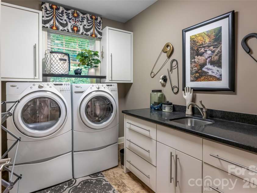 300 White Pine Drive, Hendersonville, NC 28739.  MLS# CAR4375911, YatesRealty ID 18122. Laundry