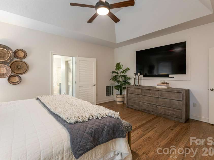 300 White Pine Drive, Hendersonville, NC 28739.  MLS# CAR4375911, YatesRealty ID 18122. Primary
