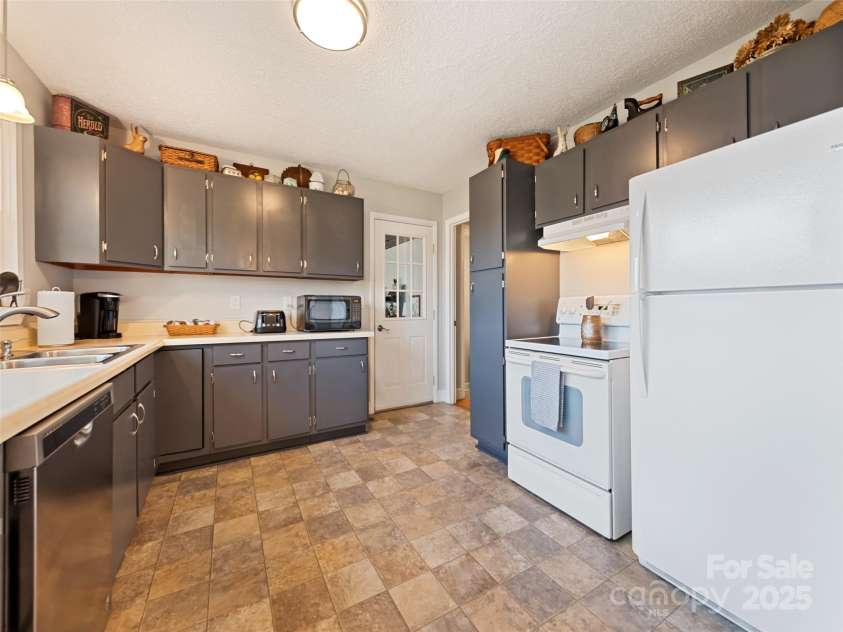31 West End Circle, Waynesville, NC 28785.  MLS# CAR4200988, YatesRealty ID 18125. Kitchen