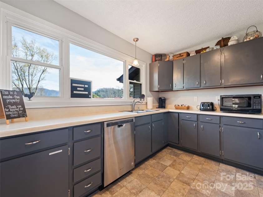 31 West End Circle, Waynesville, NC 28785.  MLS# CAR4200988, YatesRealty ID 18125. Kitchen