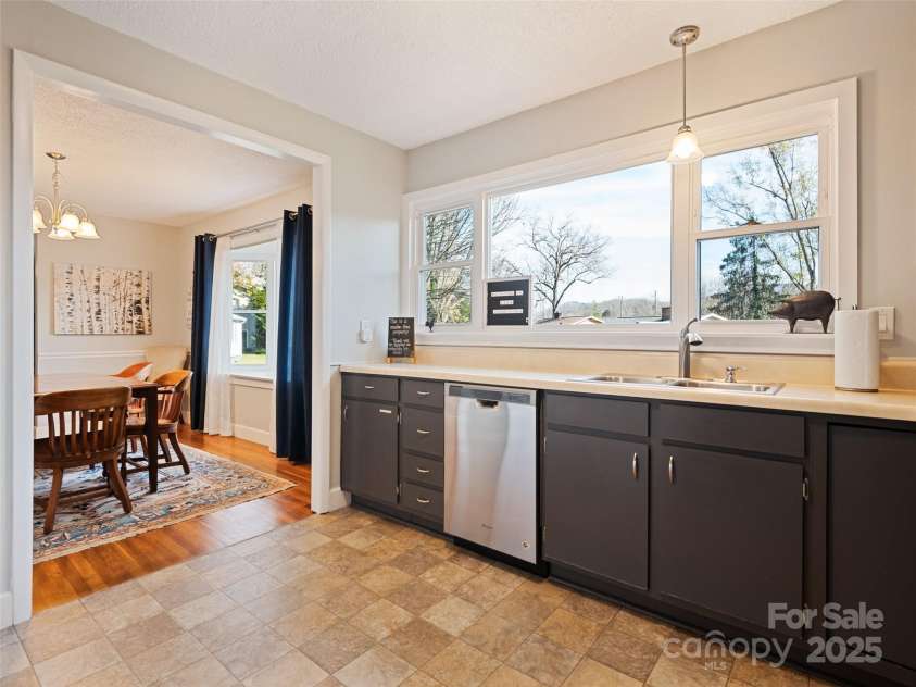 31 West End Circle, Waynesville, NC 28785.  MLS# CAR4200988, YatesRealty ID 18125. Kitchen