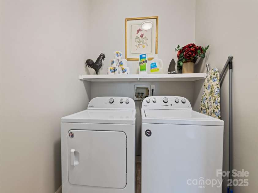 31 West End Circle, Waynesville, NC 28785.  MLS# CAR4200988, YatesRealty ID 18125. Launrdy Room