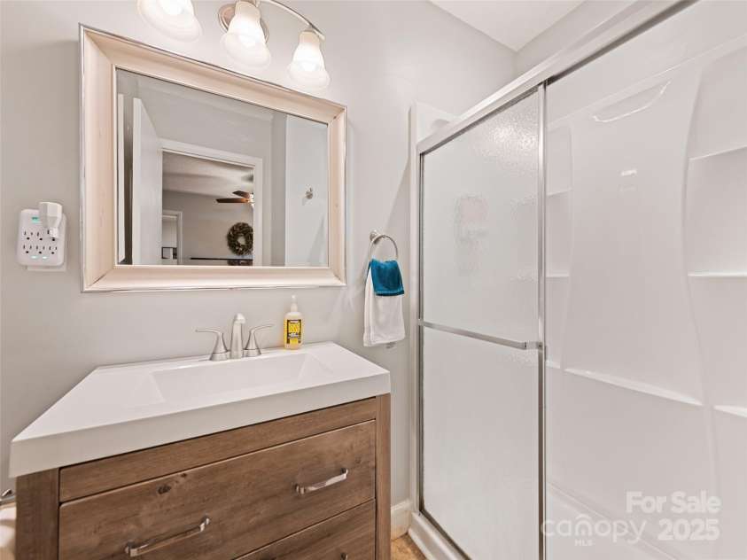 31 West End Circle, Waynesville, NC 28785.  MLS# CAR4200988, YatesRealty ID 18125. Primary Bathroom