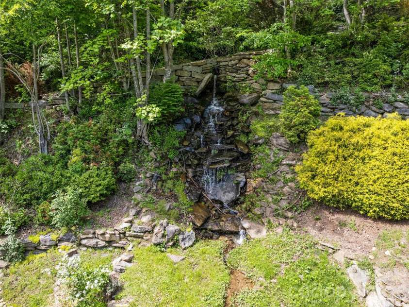 218 Red Oak Drive, Maggie Valley, NC 28751.  MLS# CAR4347428, YatesRealty ID 18126. 