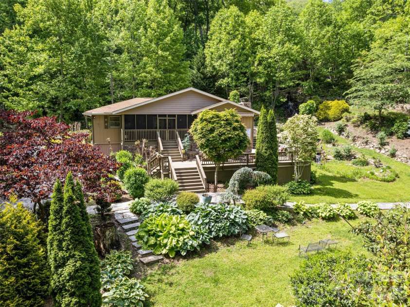 218 Red Oak Drive, Maggie Valley, NC 28751.  MLS# CAR4347428, YatesRealty ID 18126. 