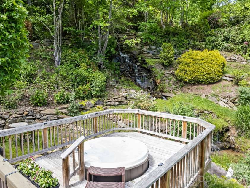218 Red Oak Drive, Maggie Valley, NC 28751.  MLS# CAR4347428, YatesRealty ID 18126. 