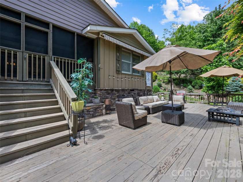 218 Red Oak Drive, Maggie Valley, NC 28751.  MLS# CAR4347428, YatesRealty ID 18126. 