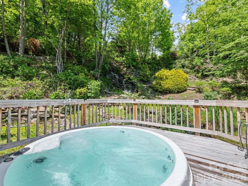 218 Red Oak Drive, Maggie Valley, NC 28751.  MLS# CAR4347428, YatesRealty ID 18126. 