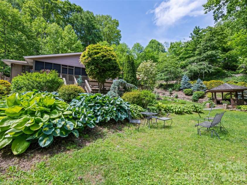 218 Red Oak Drive, Maggie Valley, NC 28751.  MLS# CAR4347428, YatesRealty ID 18126. 