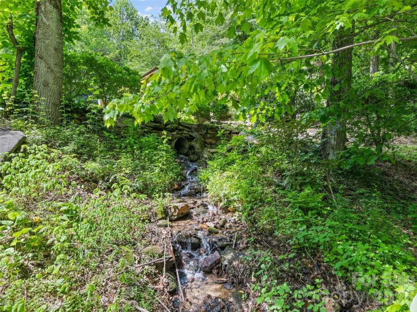 218 Red Oak Drive, Maggie Valley, NC 28751.  MLS# CAR4347428, YatesRealty ID 18126. 