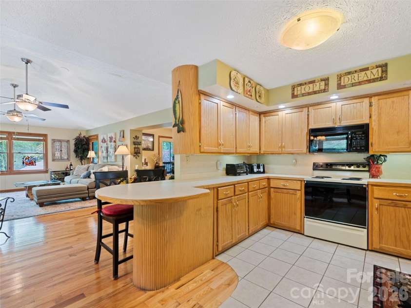 218 Red Oak Drive, Maggie Valley, NC 28751.  MLS# CAR4347428, YatesRealty ID 18126. 