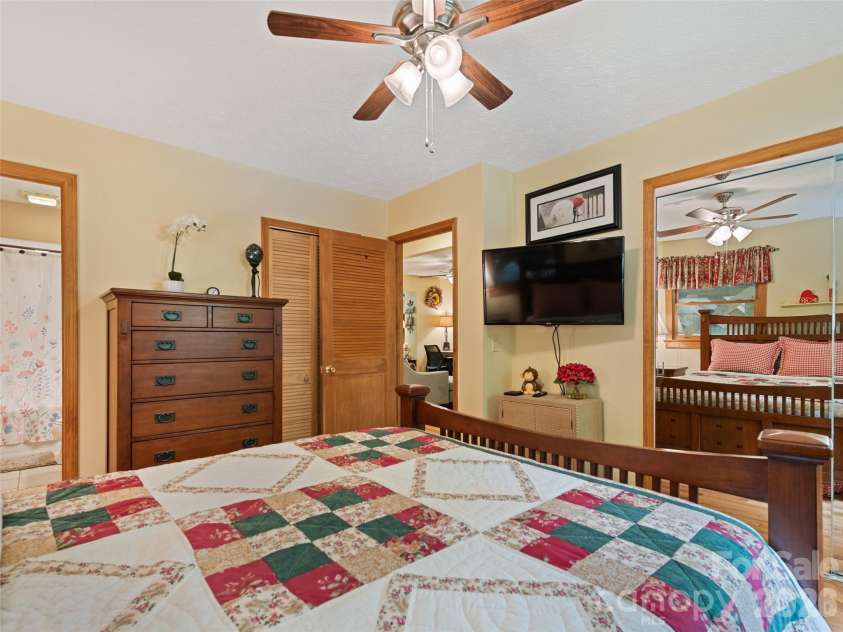 218 Red Oak Drive, Maggie Valley, NC 28751.  MLS# CAR4347428, YatesRealty ID 18126. 