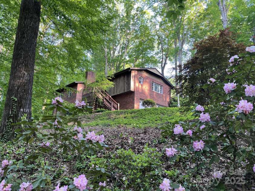 231 Davis Drive, Morganton, NC 28655.  MLS# CAR4254261, YatesRealty ID 18127. 
