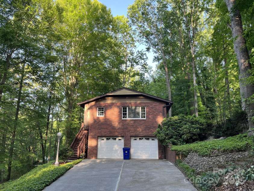 231 Davis Drive, Morganton, NC 28655.  MLS# CAR4254261, YatesRealty ID 18127. 
