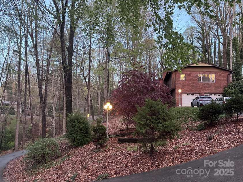 231 Davis Drive, Morganton, NC 28655.  MLS# CAR4254261, YatesRealty ID 18127. 