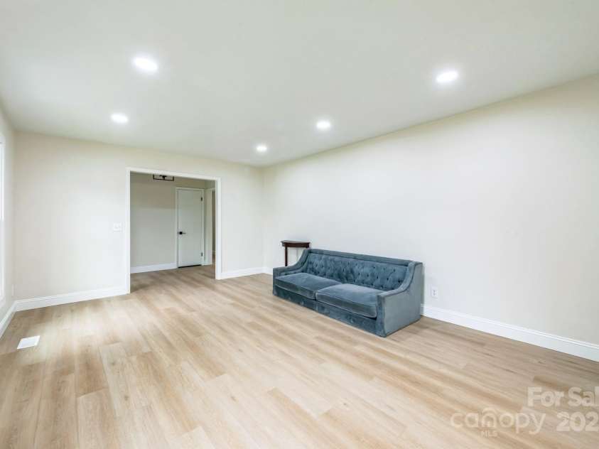 6641 Pawnee Drive, Charlotte, NC 28214.  MLS# CAR4259308, YatesRealty ID 18129. 