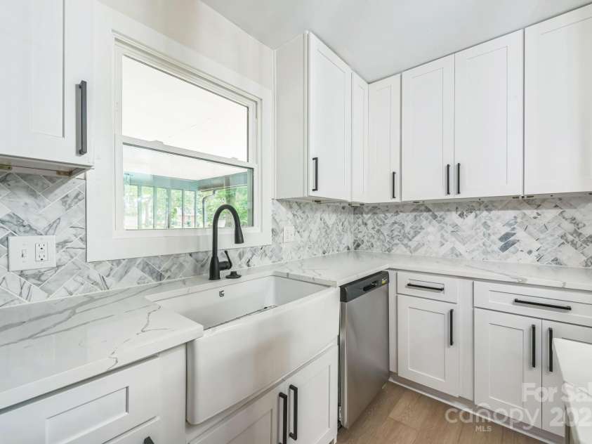 6641 Pawnee Drive, Charlotte, NC 28214.  MLS# CAR4259308, YatesRealty ID 18129. 