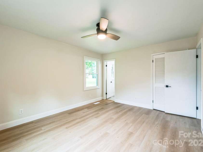 6641 Pawnee Drive, Charlotte, NC 28214.  MLS# CAR4259308, YatesRealty ID 18129. 