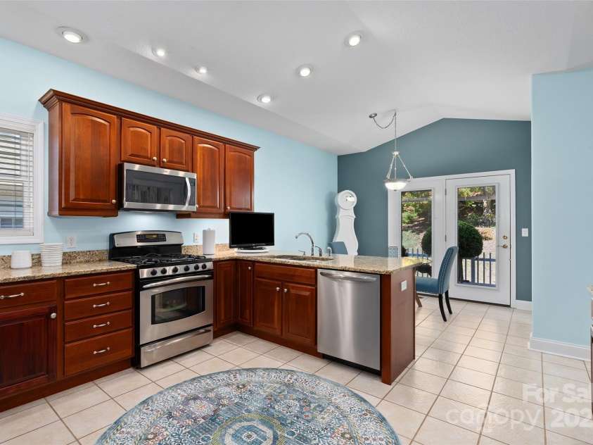 23 Holiday Drive, Arden, NC 28704.  MLS# CAR4312790, YatesRealty ID 1813. Kitchen to Breakfast/Dingin