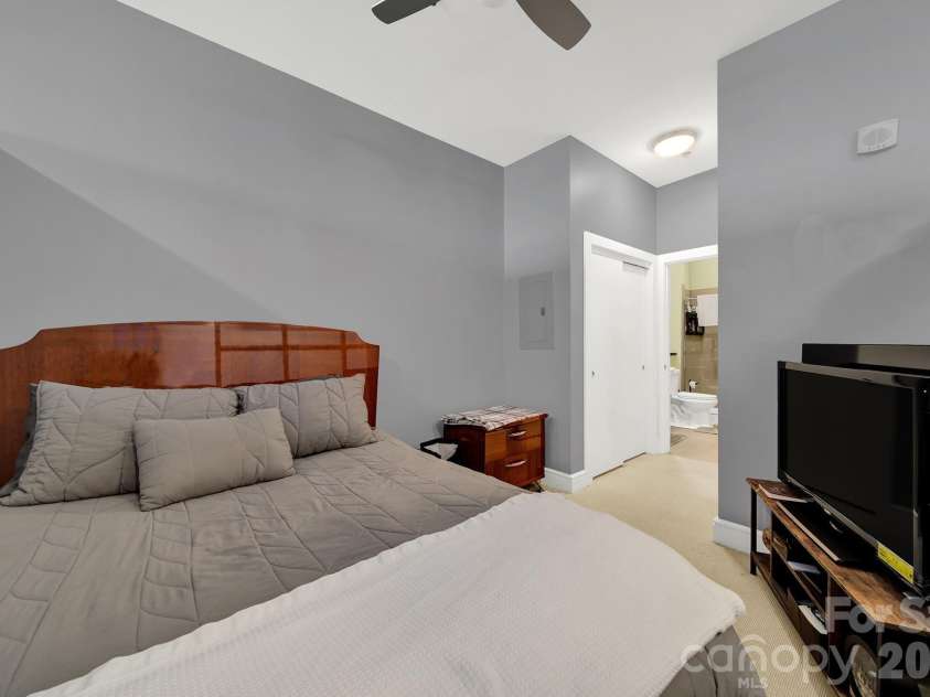 333 Trade Street, Charlotte, NC 28202.  MLS# CAR4405279, YatesRealty ID 1813. 