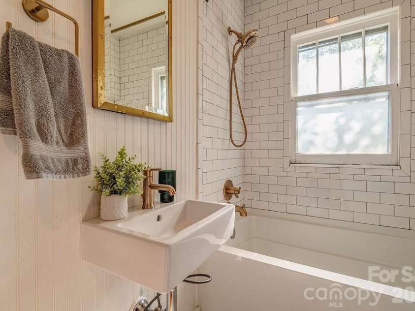 7 Tarpon Avenue, Asheville, NC 28806.  MLS# CAR4371713, YatesRealty ID 18130. 
