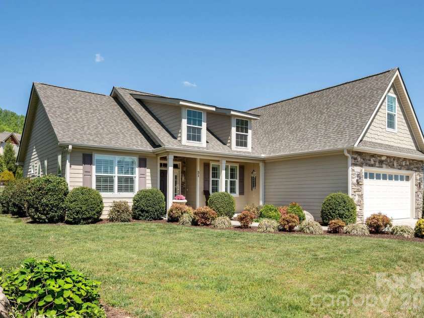 31 BLACK IRON Lane, Hendersonville, NC 28792.  MLS# CAR4373966, YatesRealty ID 18131. 