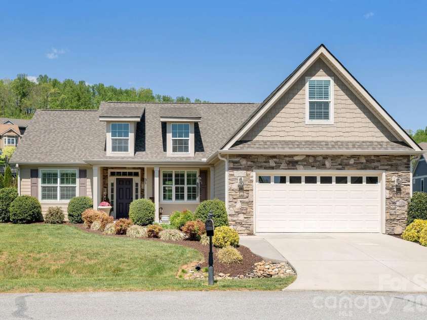 31 BLACK IRON Lane, Hendersonville, NC 28792.  MLS# CAR4373966, YatesRealty ID 18131. 